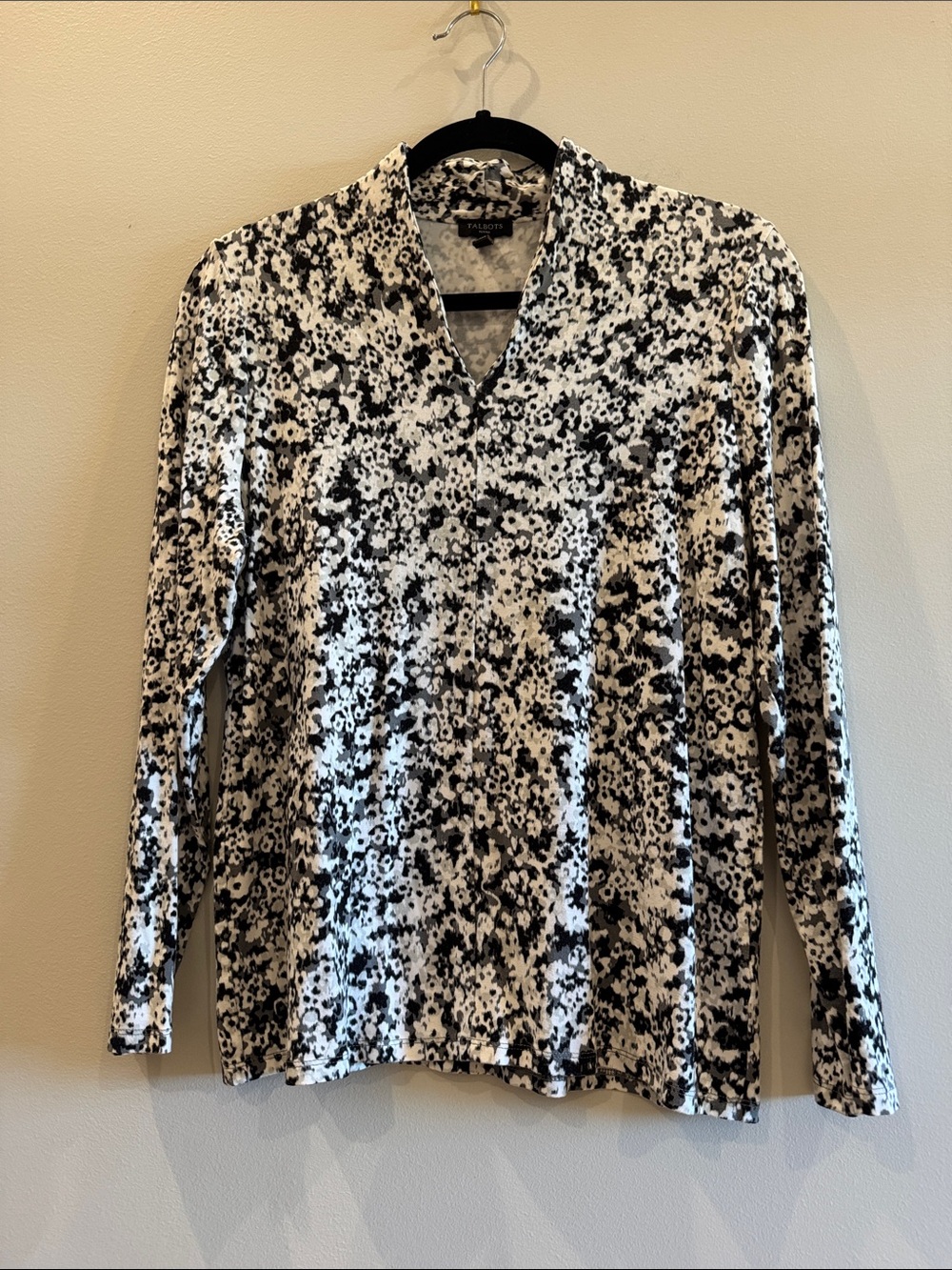 Talbots Black & White Floral V‑Neck Long Sleeve Shirt